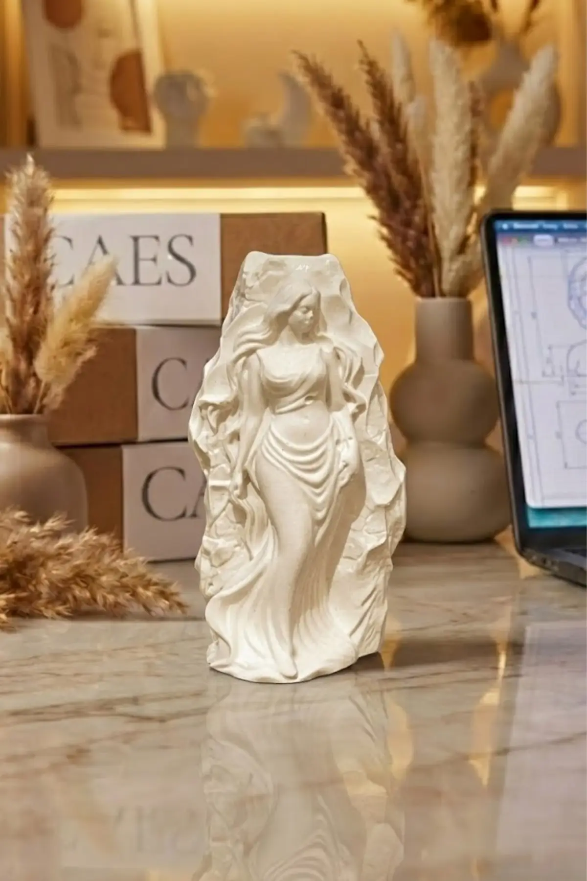 Taştan Doğan Kadın Figürlü | Genesis